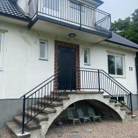 Balkongräcke och trappräcke i smide, modell B6. Finns i Falkenberg. balkongräcke-trappräcke-B6-frida-falkenberg-2024 (3)