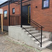 Trappräcke B6 med takkonstruktion, varmförzinkat smidesräcke i massivt smide. Tillverkat av massiva fyrkantiga stång 12x12mm och profilrör. 2 smides-trappräcke-mått-tillverkat-från-karles-räcke-som-är-varmförzinkat-och-hållbart-i-massiva-smide-och-stål-för-din-trappa-modell-B6-varberg-halland-3