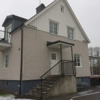 B5-räcke från Karles Smide, ett estetiskt lyft för altan, balkong och trappa. Stilrent B5-räcke i smide, elegant som altanräcke, balkongräcke eller trappräcke i både modern och klassisk miljö.
