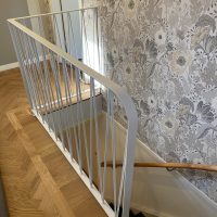 Högkvalitativt räcke för inomhusbruk, vit ZigZag-design med rundad avslutning och måttanpassad höjd. Skräddarsytt vitt inomhusräcke ZigZag 90cm med rundade avslut, massiva runda stänger och plattjärn 40x8mm.