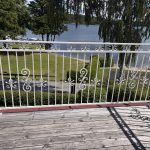Specialanpassat smidesräcke för hörnbalkong med vit pulverlackering och klassiska ornament. Smidesräcke på hörnbalkong i vit RAL 9010 med dekorativa detaljer och varmförzinkat rostskydd.