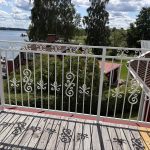 Balkongräcke modell B7c i smide med tidlös design, vit RAL 9010 och professionell montering. Balkongräcke B7c i smide med vit pulverlack, varmförzinkat och monterat på villa i Rimforsa.