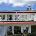 Elegant smidesräcke till balkong med dekorativa smidesdetaljer, rostskydd genom varmförzinkning och vit pulverlack. Smidesräcke för balkong i vit RAL 9010 med klassisk design, varmförzinkat och monterat i Rimforsa.
