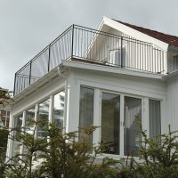 Svart balkongräcke B6 i smide, specialanpassat efter balkongens mått och husets utformning i Stenungsund. Balkongräcke i svart smide modell B6, specialtillverkat efter kundens mått för balkong på villa i Stenungsund.