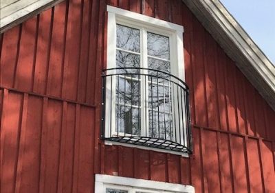 Kundanpassat halvrunt fransk balkongräcke i varmförzinkat och svartlackerat smide, modell B6, 153 cm.