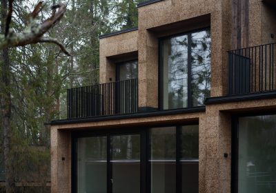Smidesräcke i plattjärn, måttanpassat balkongräcke baserat på kundens egen design.